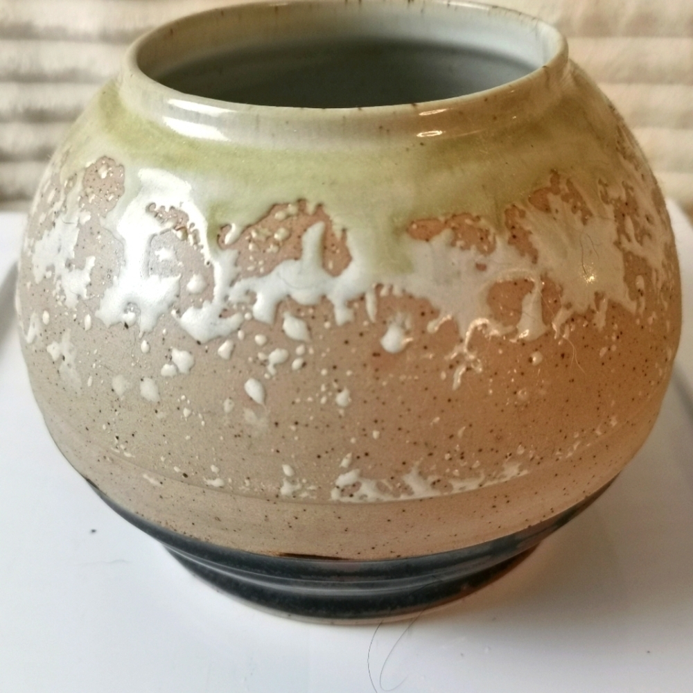 Round display pottery